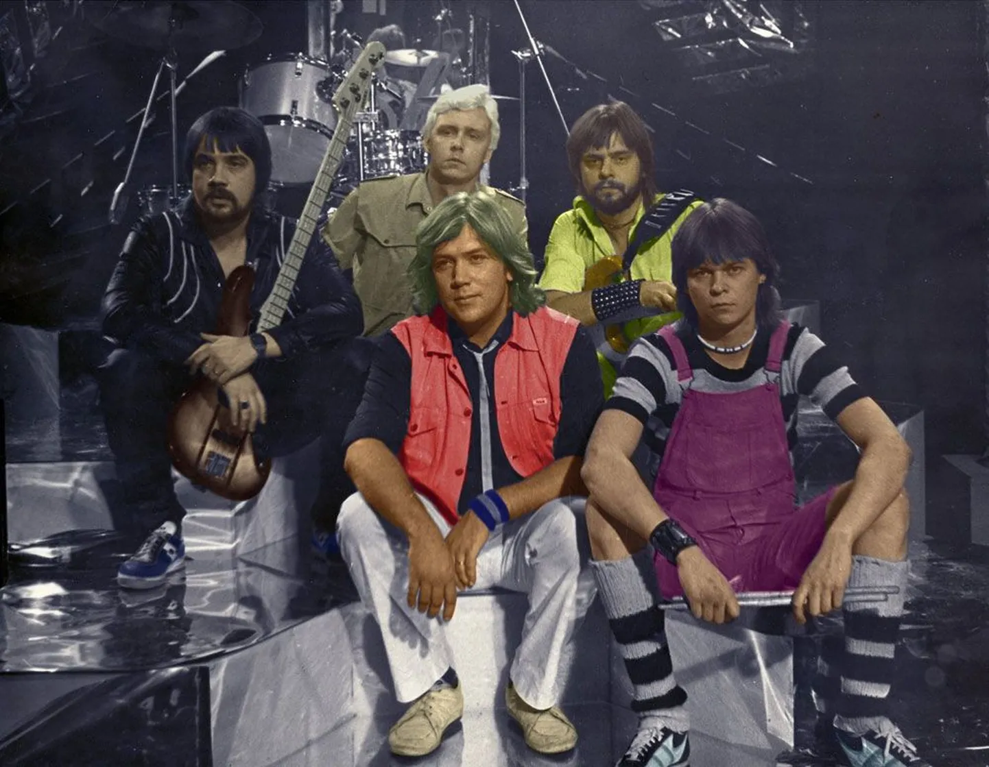 Muusik Seif Eesti Televisioonis 1983. aasta lõpul – tagareas Margus Orav (basskitarr), Mati Vaarmann (klahvpillid), Elmu Värk (kitarr), esireas Tõnis Mägi (laul) ja Jaak Ahelik (löökriistad).
