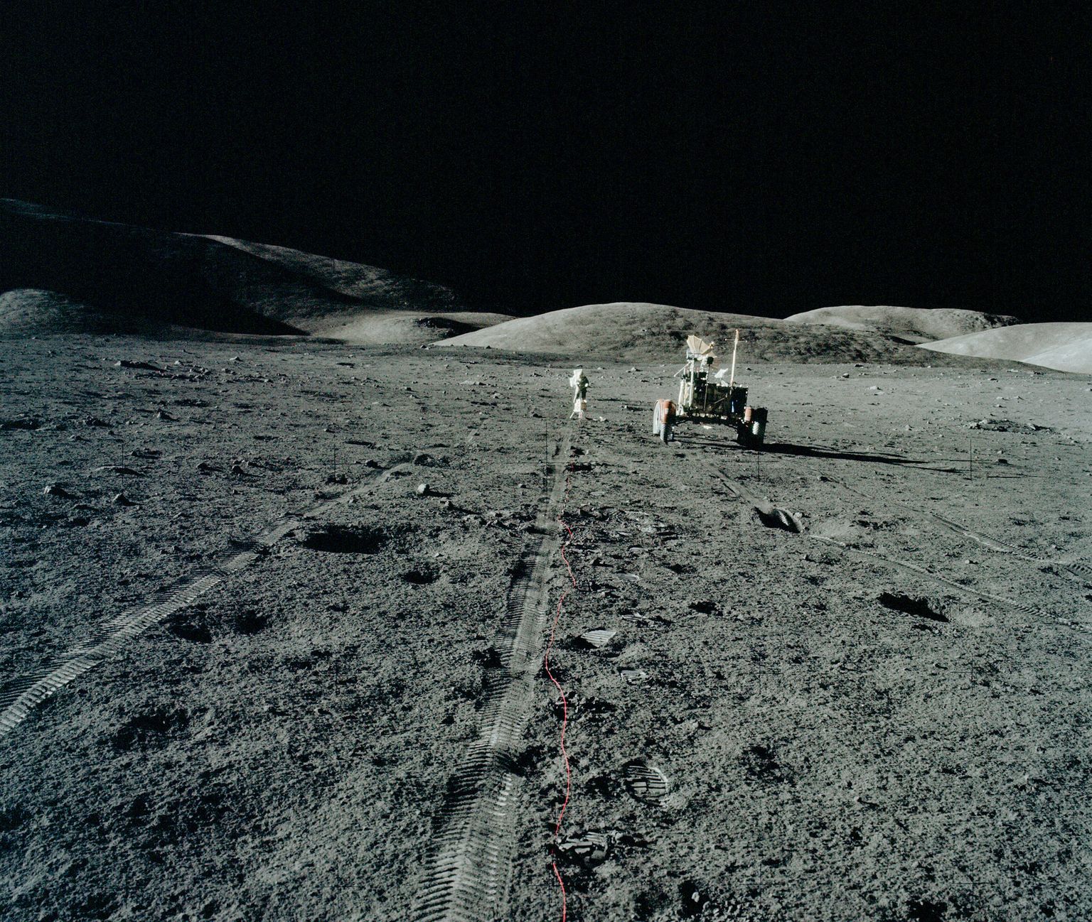 Mēnessbraucējs uz Mēness virsmas atceļā no iežu ieguves vietas