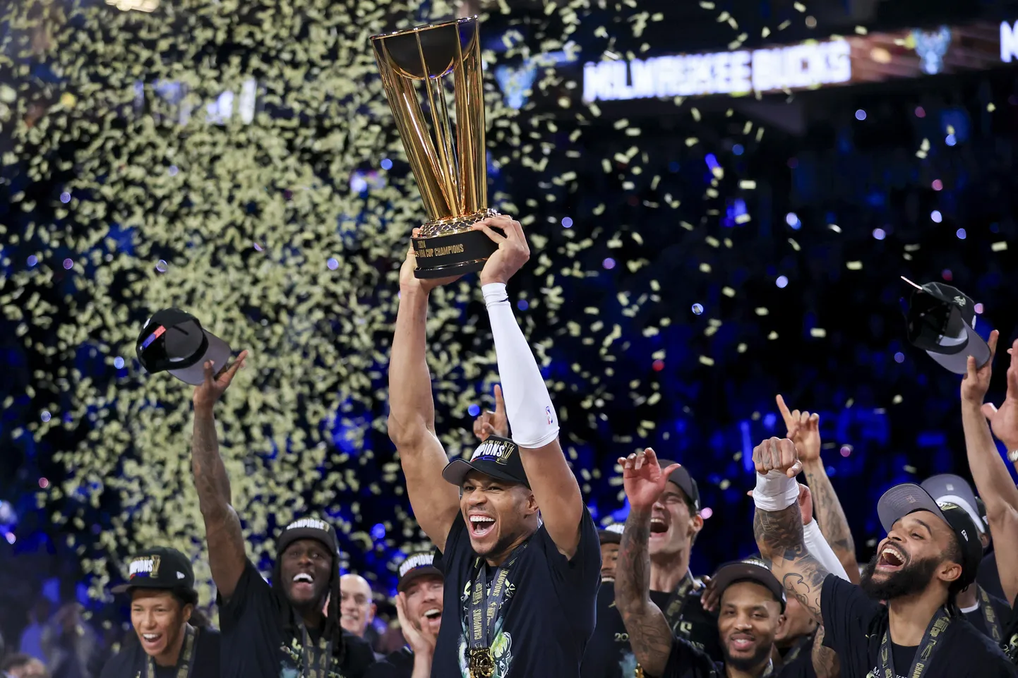Giannis Antetokounmpo tõstmas pea kohale NBA karikat (NB - Mitte segi ajada meistritiitliga).