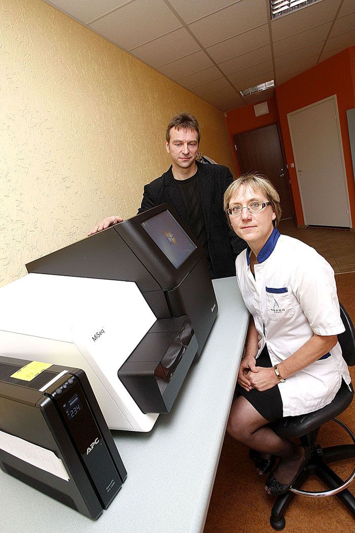 Asper Biotechi vanemteadur Anu Aaspõllu näitab koos firma tootejuhi Valdur Mikitaga nende Tartu laborisse hiljuti üles seatud teise põlvkonna sekvenaatorit, mille abil määratakse DNA-järjestusi ning mida kasutataksegi uues rahvusvahelises vähiuuringus.
