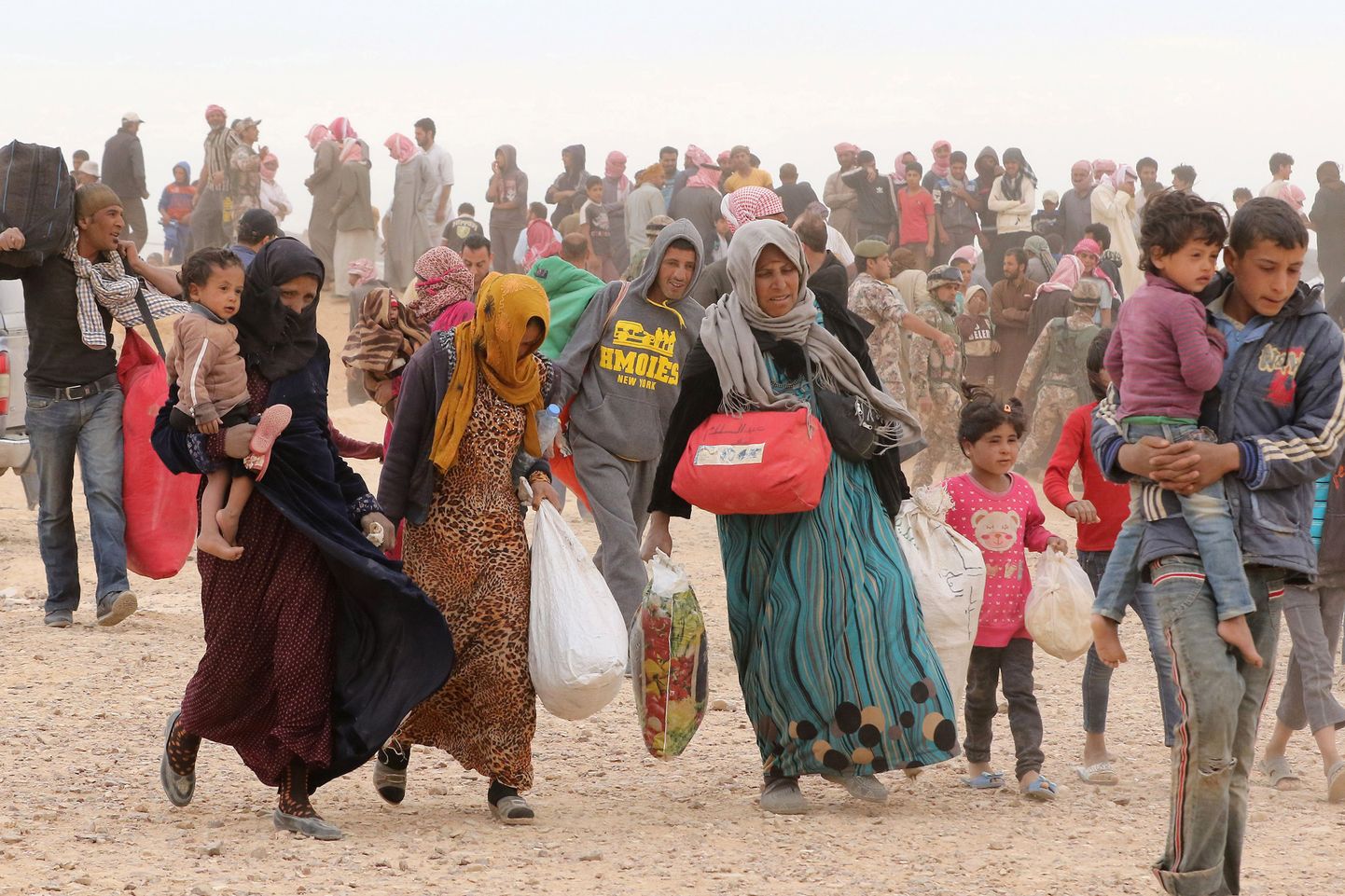 Süüria põgenikud Jordaania piiripunktis.