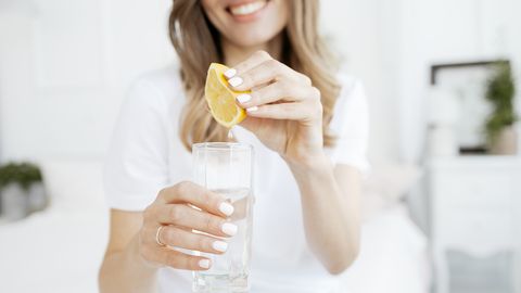 Девушка пила воду с лимоном каждый день в течение месяца и насчитала пять главных изменений в здоровье