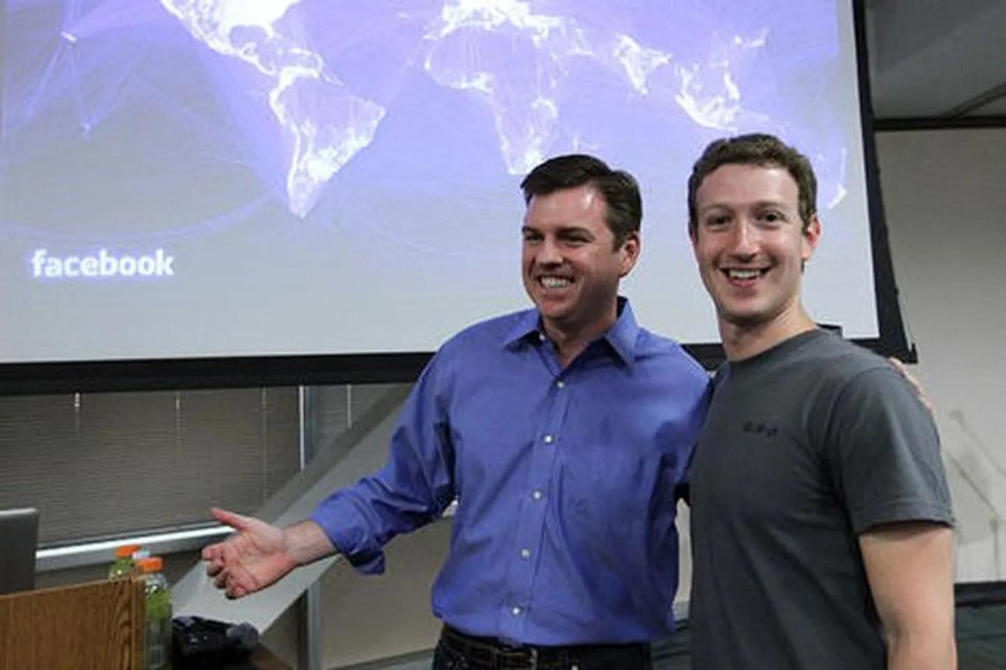 Тони Бейтс (слева) и Марк Цукерберг.