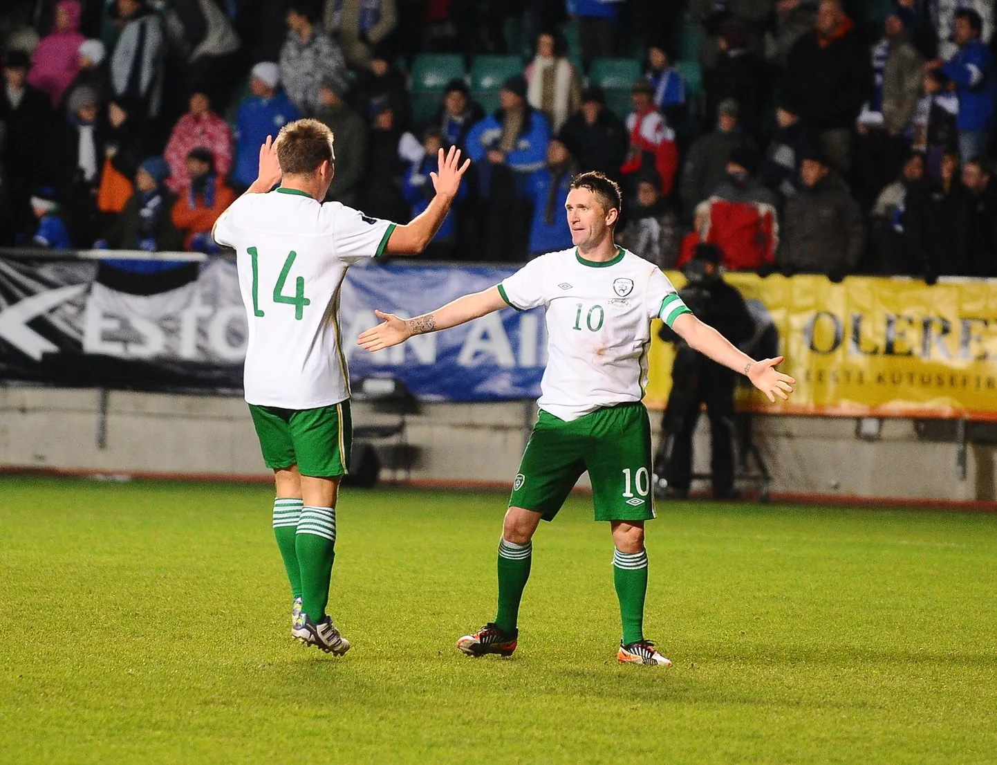 Robbie Keane (paremal) koos kaasmängijaga väravat tähistamas.