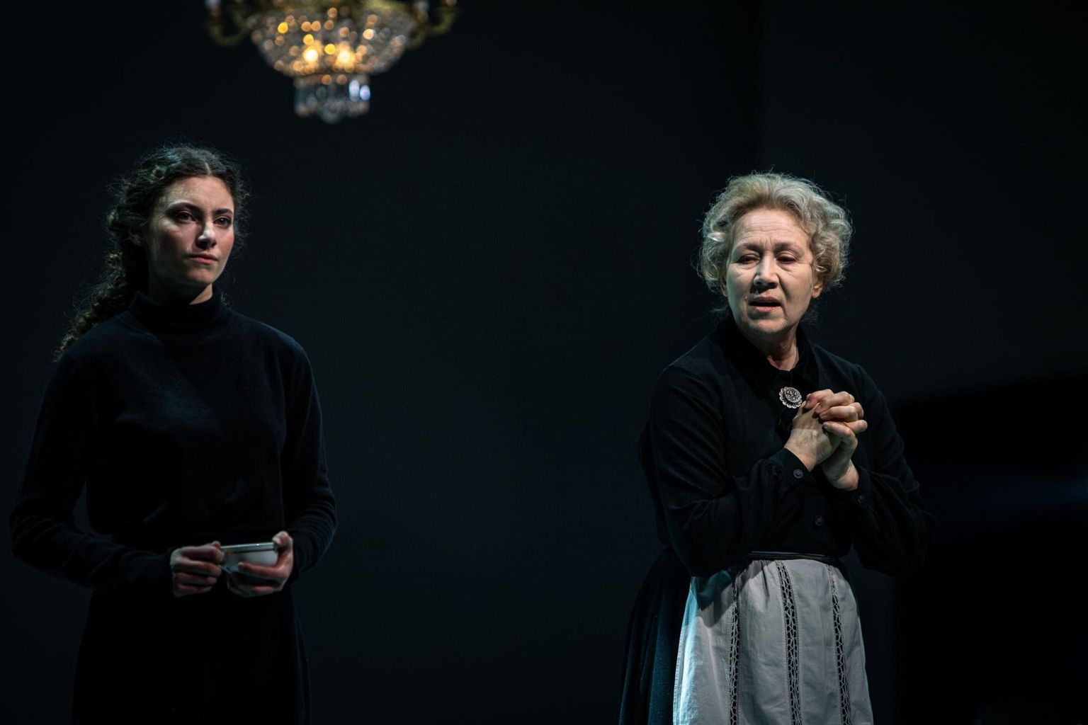 Külliki Saldre (paremal) ja Maarja Johanna Mägi lavastuses «Niskamäe naised».
