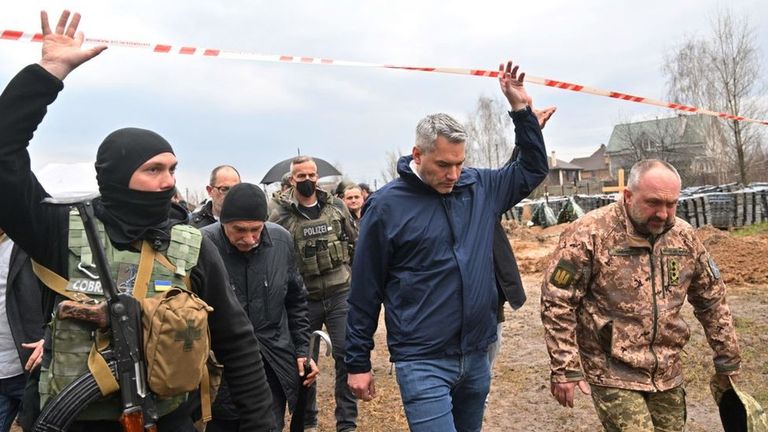 В Украине Нехаммер посетил Бучу, где после ухода российских военных нашли сотни убитых мирных жителей