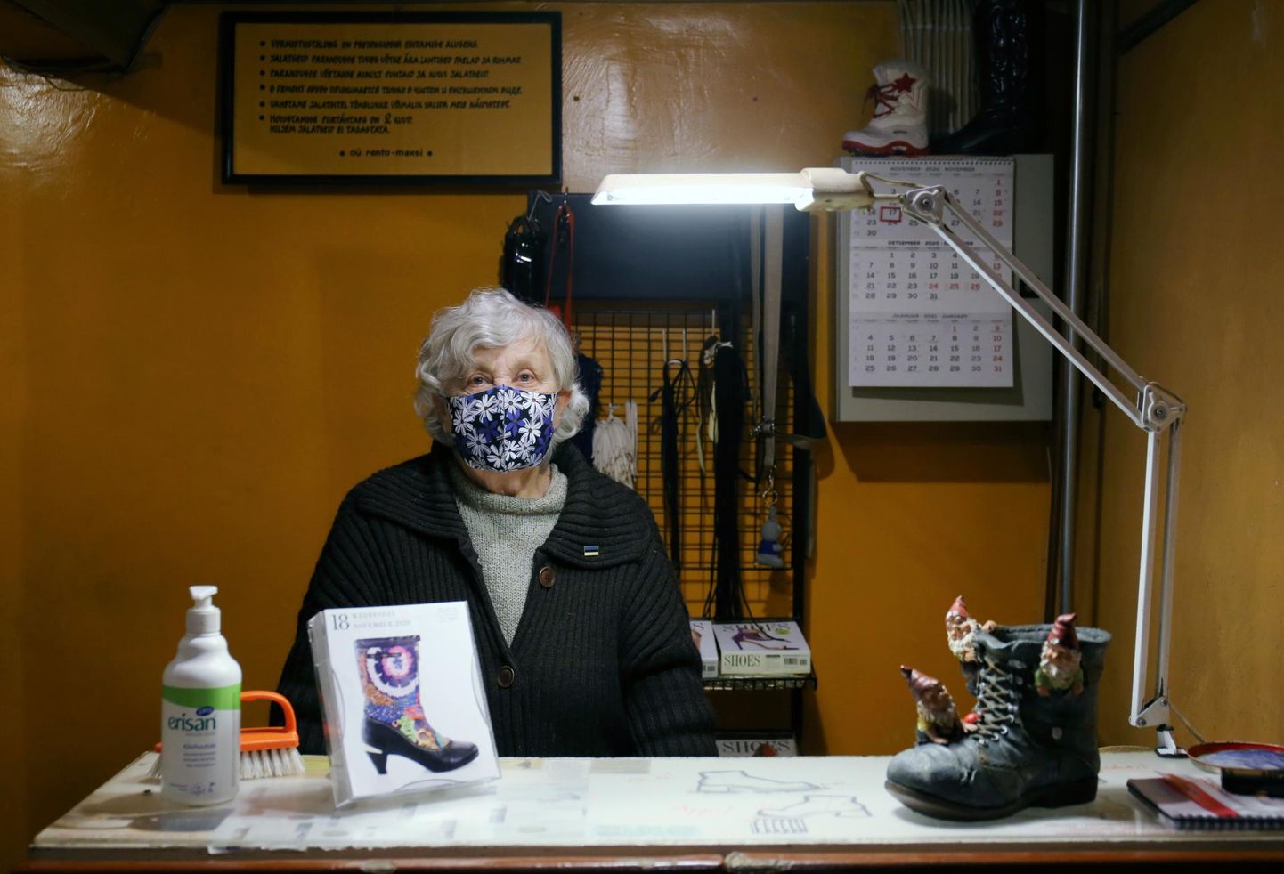 Vanasti oli tööd rohkem, sest siis olid inimesed vaesemad, aga ka hoolsamad, leiab Mai Gluhhova, kes on jalatsitega töötanud 61 aastat.