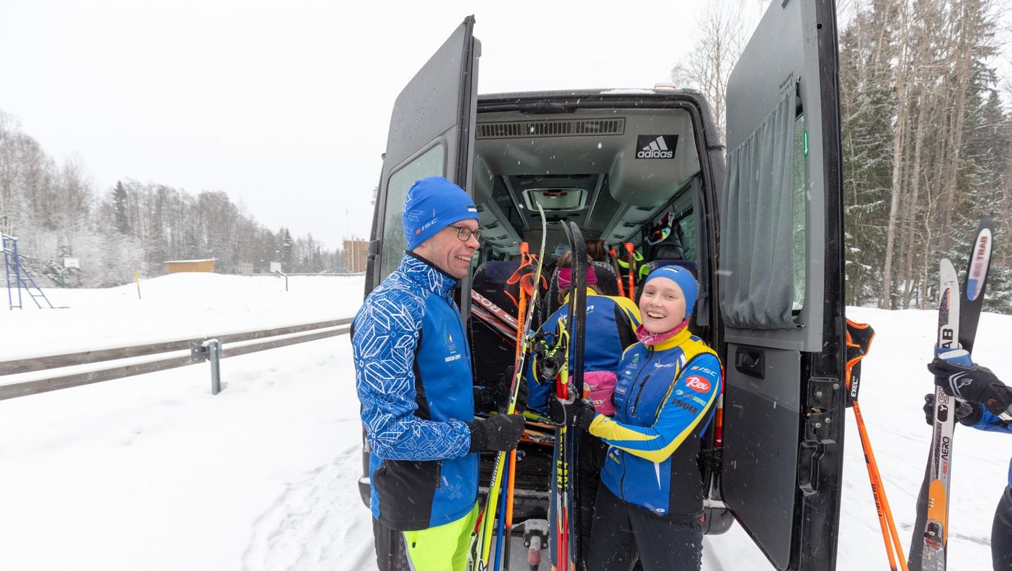 Reedel treenisid Holstre-Pollis Sakala suusaklubi noored sportlased koos treener Jaan Kallakuga.