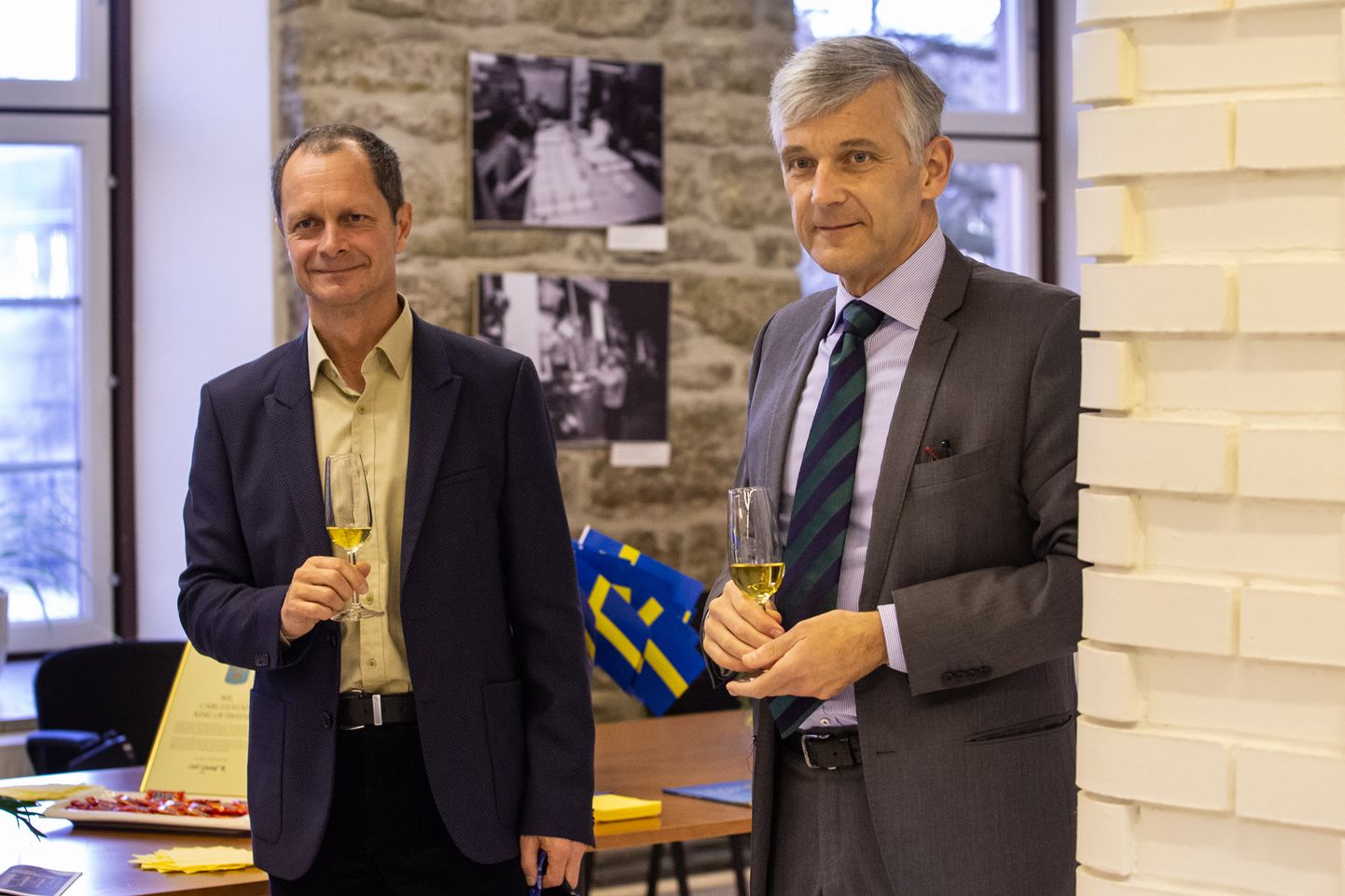 Почетный консул Швеции в Нарве Яанус Микк и посол Швеции в Эстонии Микаэль Эрикссон в понедельник открыли почетное консульство.