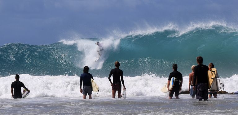 Enne randade sulgemist nautisid surfarid tsükloni põhjustatud suuri laineid.