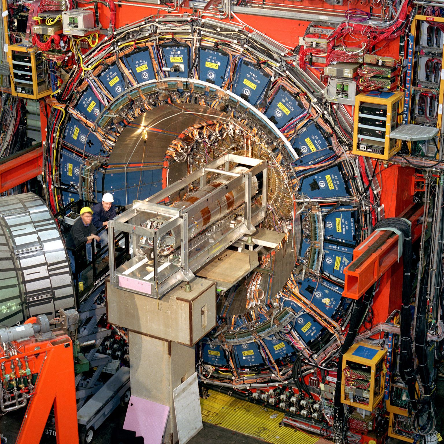Fermilabis varasemalt tehtud eksperimentide andmete uuesti läbivaatamisel ilmnes, et W bosoni mass võib olla senisest suurem. See aga muudaks füüsikalist maailmapilti ulatuslikumalt, kui 0,1% võrra suurem mass. Pildil Fermilabi kiirendi Illinois' laboris.