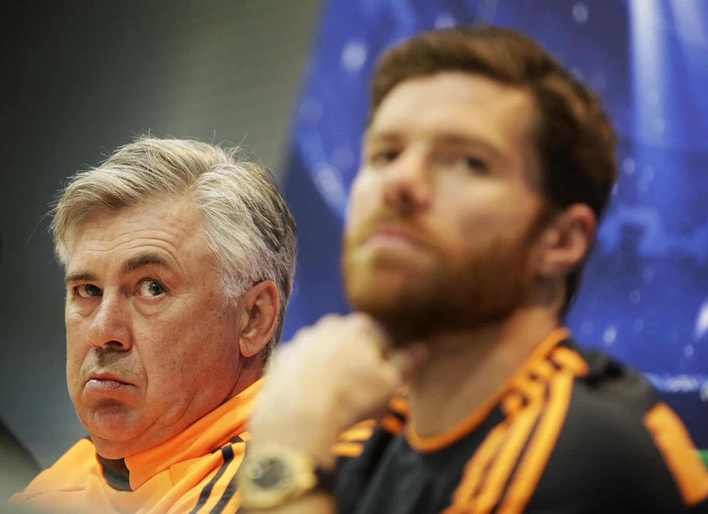 Carlo Ancelotti (vasakul) ja Xabi Alonso 2014. aastal Madridi Reali pressikonverentsil.