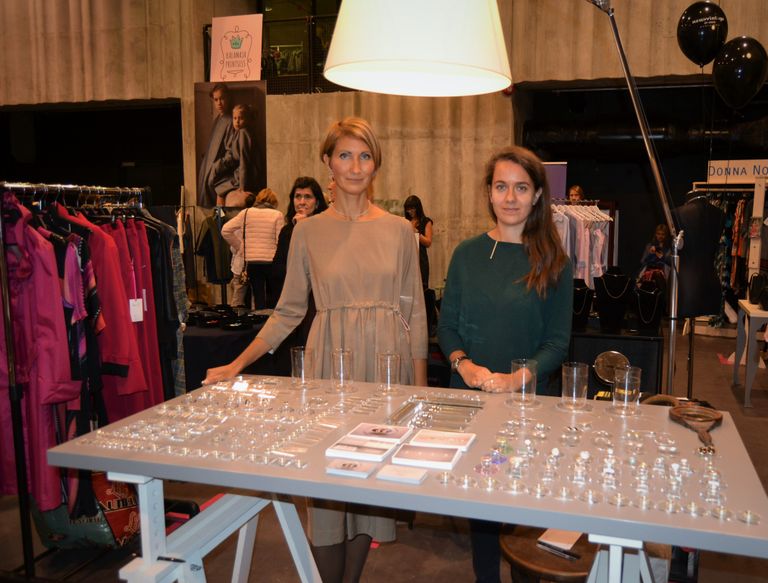 Дизайнер Анна Фаныгина (слева) и ее помощница представляют ювелирные украшения Verba.