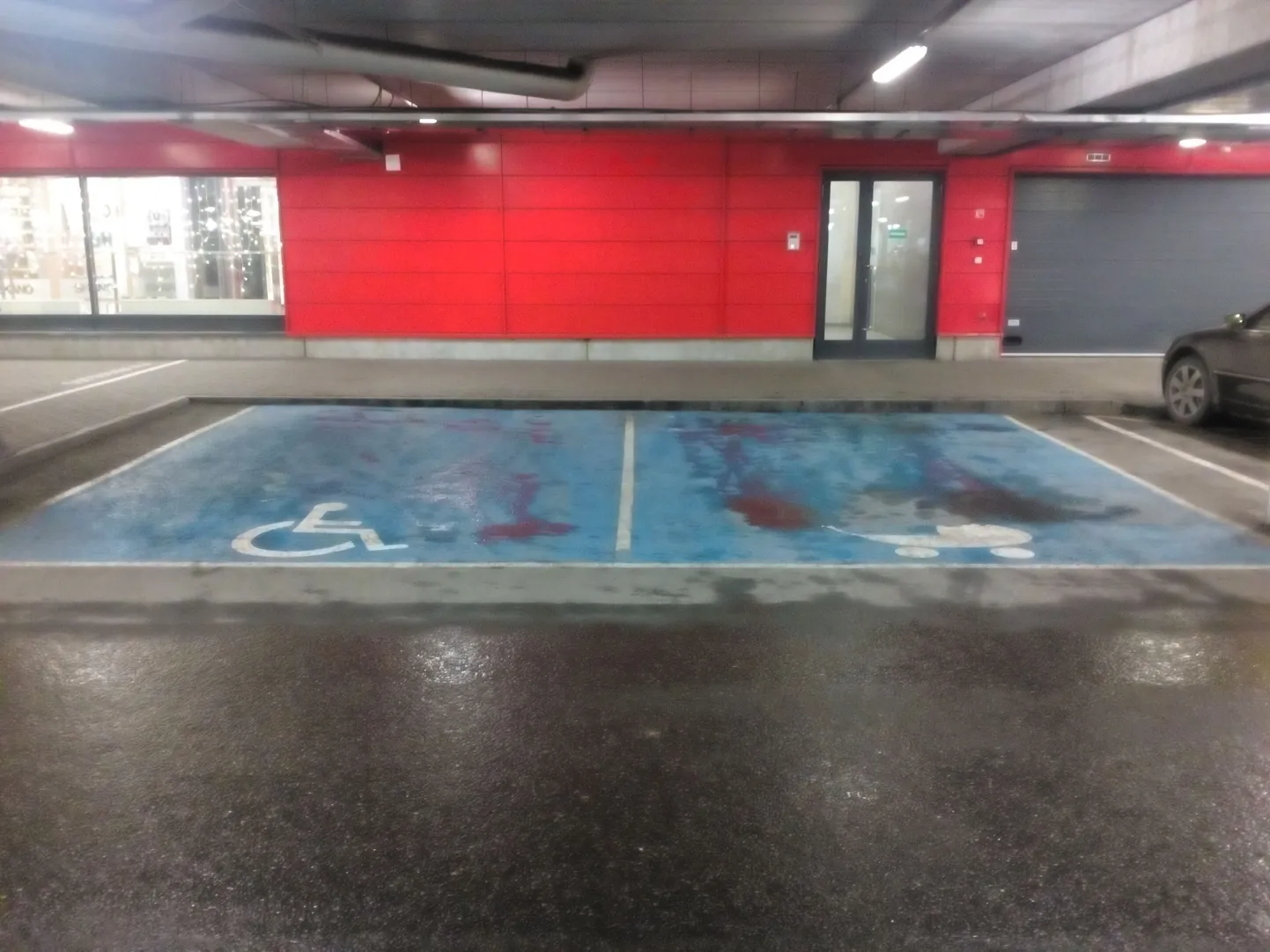 Peredele mõeldud parklakoht Järve keskuse parkimismajas.