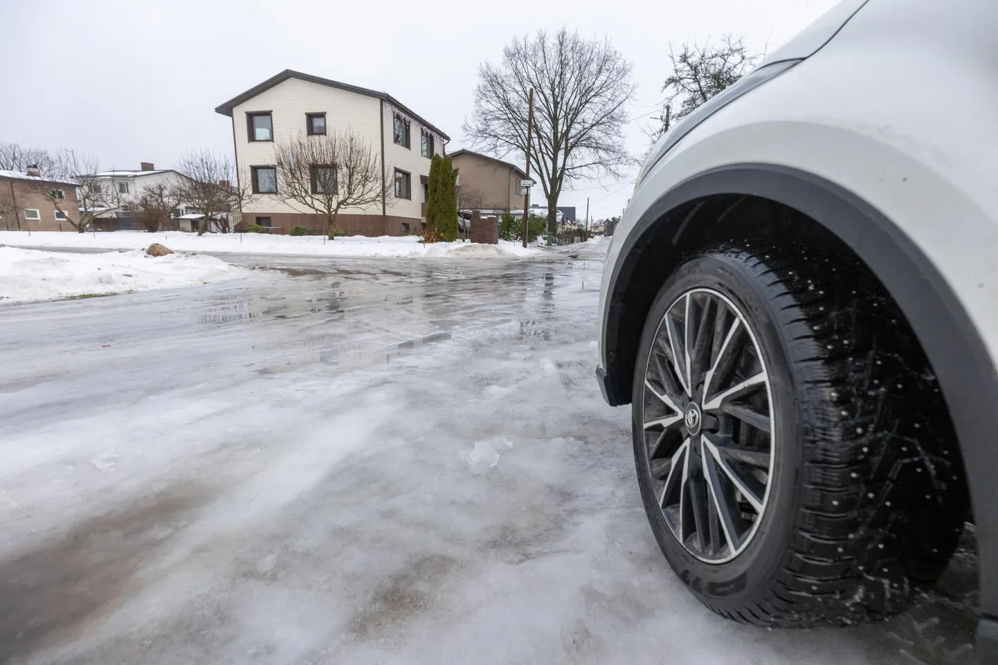 Kui esmaspäeval olid kõrvalteed ja -tänavad mitmel pool veel jää all ning oht oli nähtav, siis teisipäeva õhtul on mitmel pool must jää, mida autojuht ei pruugi enne tajuda, kui on juba hilja.