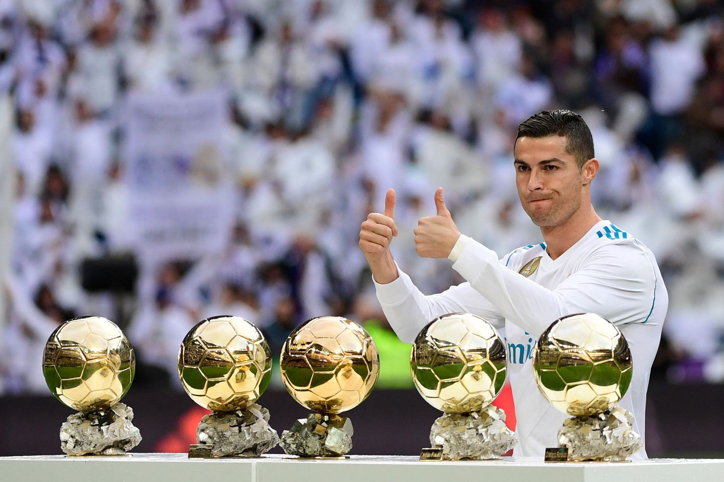 Valitsev maailma parim jalgpallur on praeguse seisuga Cristiano Ronaldo, kes pälvis mullu 9. detsembril oma viienda Ballon d'Or auhinna. Järgmine maailma parim jalgpallur selgub detsembris, kui Prantsusmaa jalgpalliajakiri France Football avaldab tänavuse küsitluse tulemused.