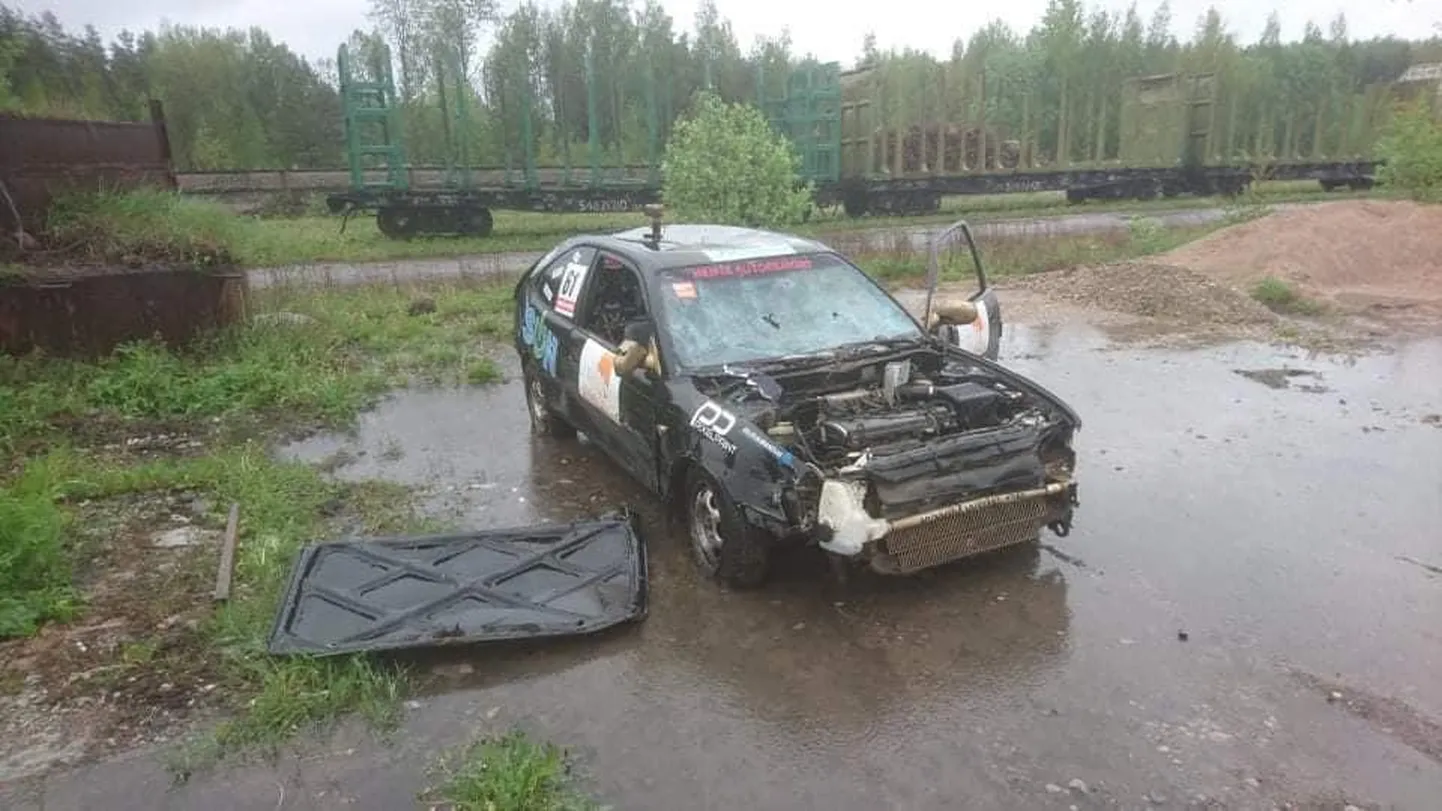 Vandaalitsemise järel oli Cärolain Kariste auto väga kehvas seisus.