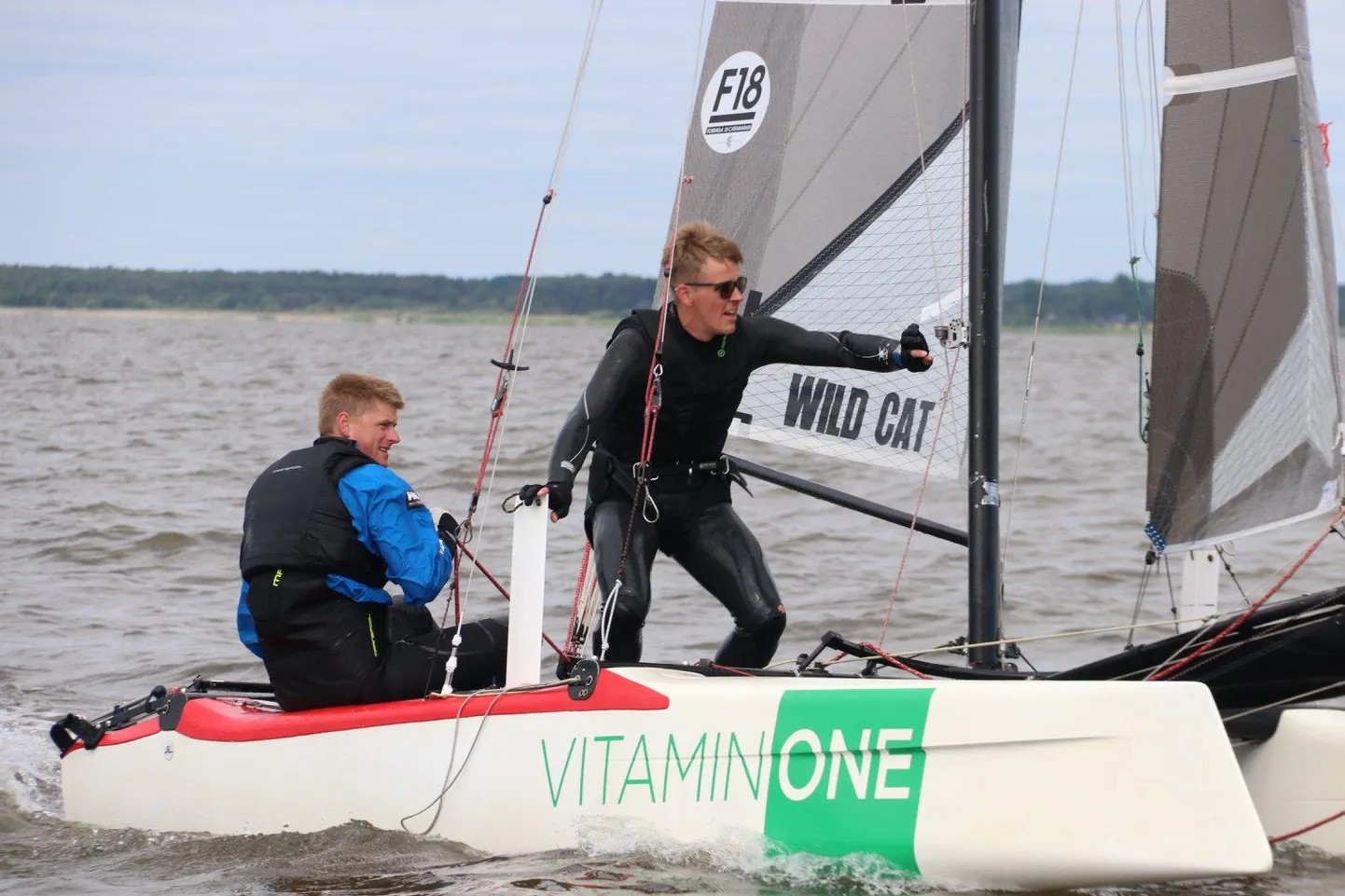 Pärnakad Mihkel Kosk (vasakul) ja Markko-Rollin Põdra on F18-klassi katamaraanide Eesti meistrivõistlustel enne teist etappi kolmandal positsioonil.