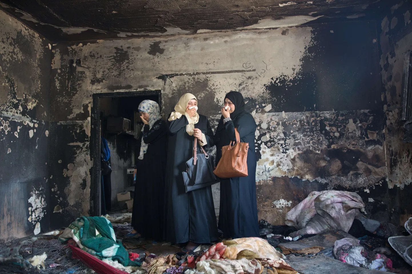 Palestiina naised mahapõletatud majas