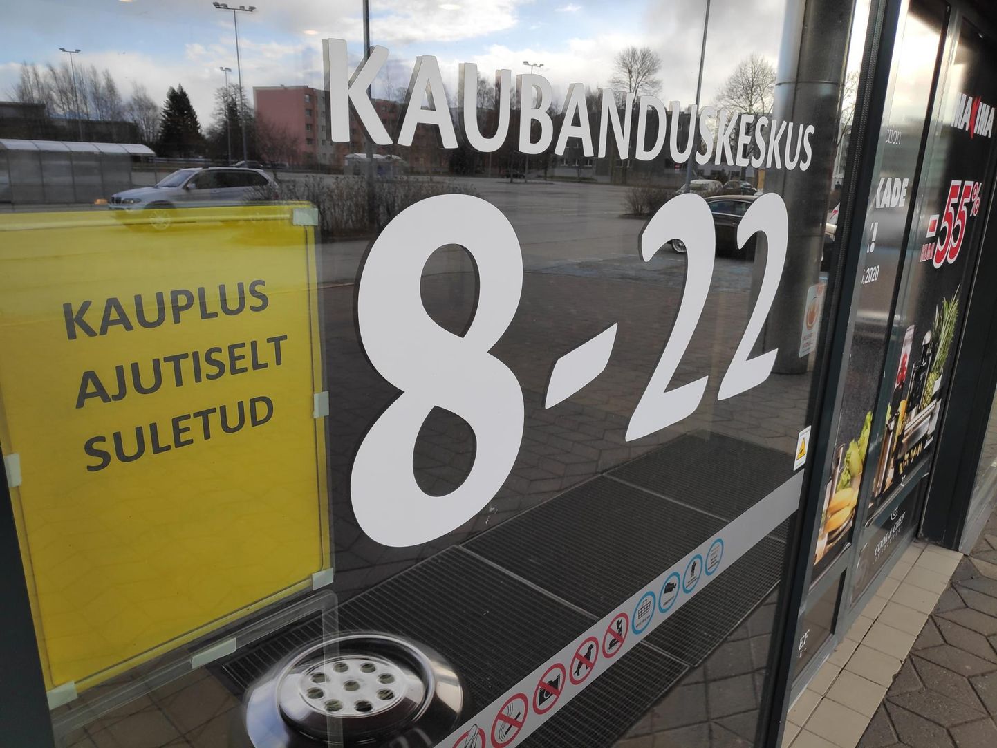 Maxima Eesti OÜ, якорный арендатор закрытого торгового центра, сообщила, что в магазине проводится дезинфекция.