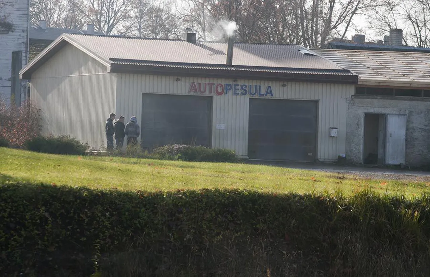 Lille tänava autopesula teenindas esmaspäeval kliente tavalises rütmis, nagu poleks seal märulit olnudki. Pildil olevad noorukid pole laupäevaöiste sündmustega seotud.