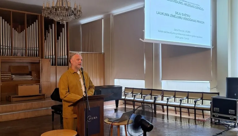 Horeogrāfs, deju pedagogs un Deju svētku virsvadītājs Jānis Purviņš aizstāv profesionālo doktora grādu horeogrāfijā, Jāzepa Vītola Latvijas Mūzikas akadēmijā piektdien, 7. jūnijā. Grāds piešķirts par teorētisko pētījumu "Deju svētku laukuma zīmējumu veidošanas principi". Jāņa Purviņa doktorantūras mākslinieciskais projekts bija deju lieluzvedums "Mūžīgais dzinējs" XXVII Vispārējos Dziesmu un XVII Deju svētkos pērn.
