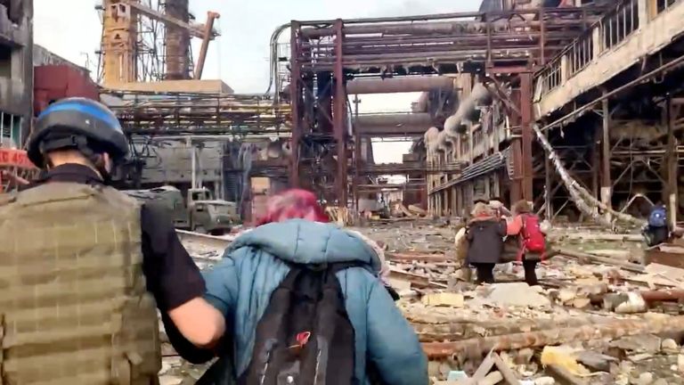 Azovi pataljoni teenistuja eile aitamas Azovstali tehasest välja tsiviilelanikke ÜRO juhitud evakuatsioonimissioonis.