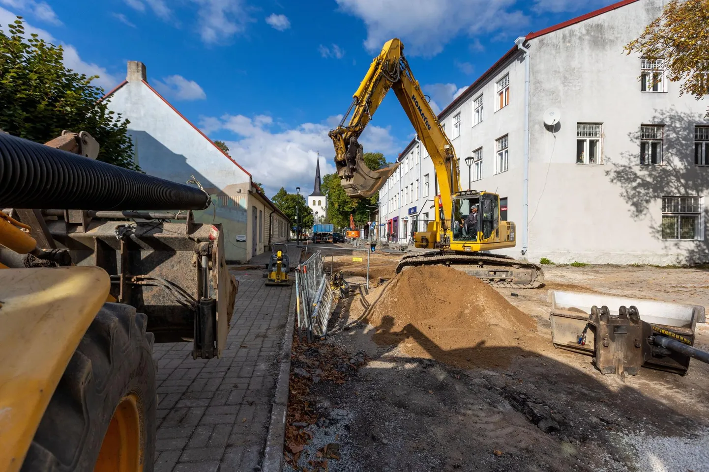 Arheoloog Gurly Vedru selgitusel ootas Paides Pikal tänaval arheolooge ees palju varem ehitatud torustikke ja kultuurikihti tuli nähtavale nende süvendite servades.