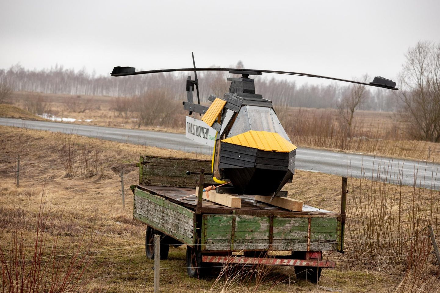 Puidust helikopter on praegu Lääneranna vallas Kirbla külas Risti–Virtsu maantee ääres.
