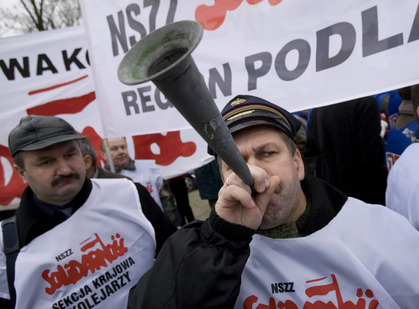 Poola tööline pasunaga meeleavaldusel.