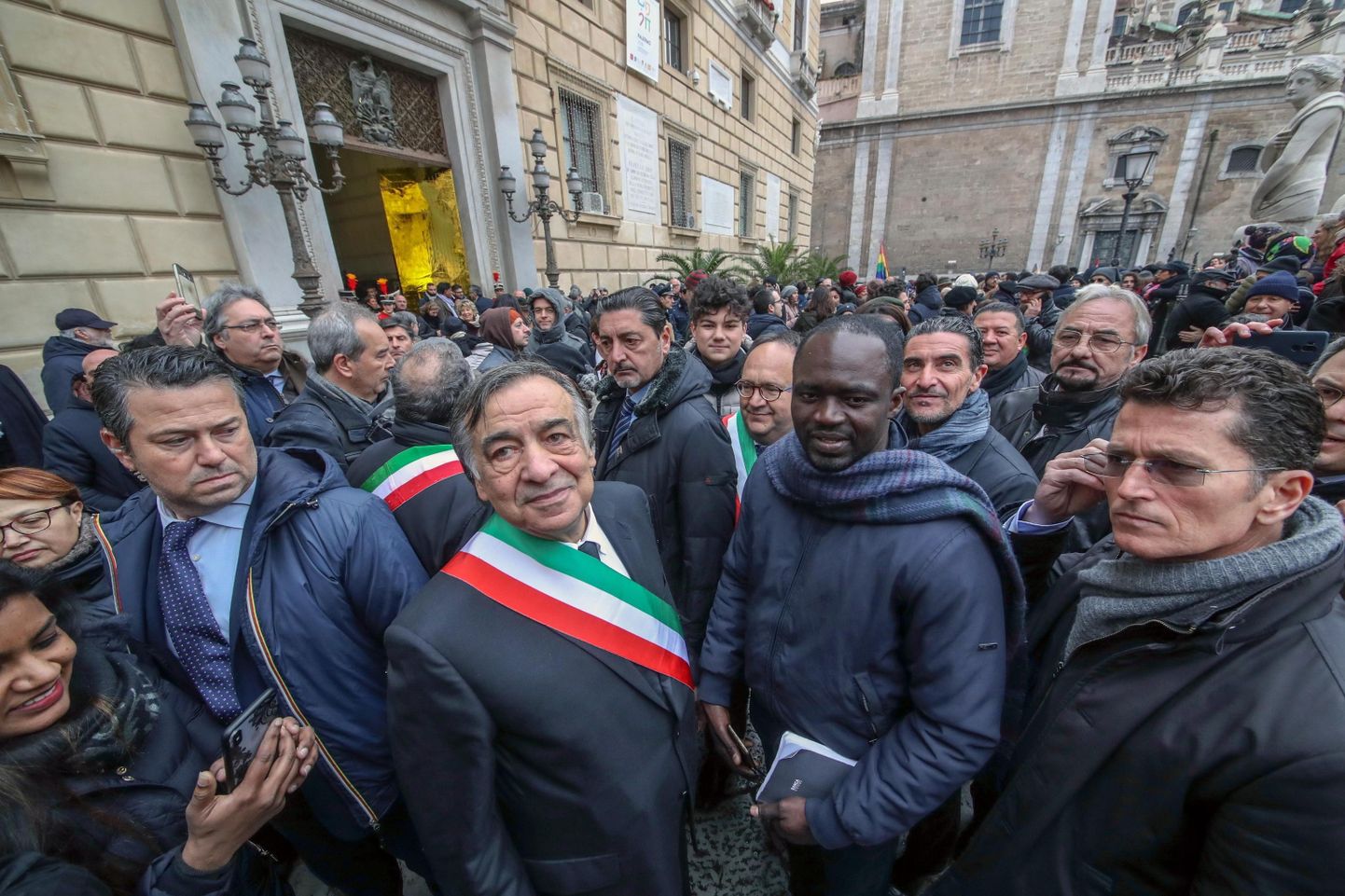 Palermo linnapea Leoluca Orlando (keskel lipuvärvides lindiga) eile Sitsiilia linnas toimunud solidaarsusmeeleavaldusel.