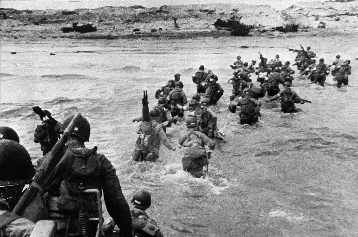Ajalooline foto USA sõdurites, kes maabusid 6. juunil 1944 Prantsusmaal Normandias. Normandia dessant tõi pöörde teise maailmasõtta