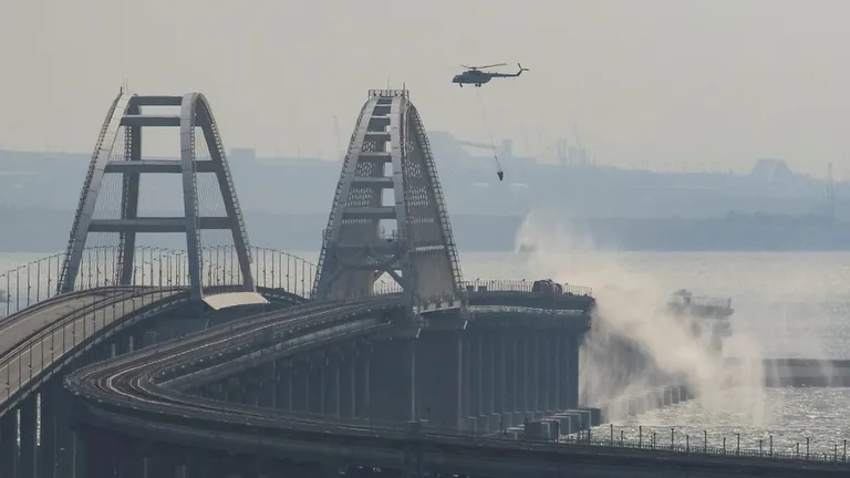 Пожар на мосту тушили при помощи вертолетов