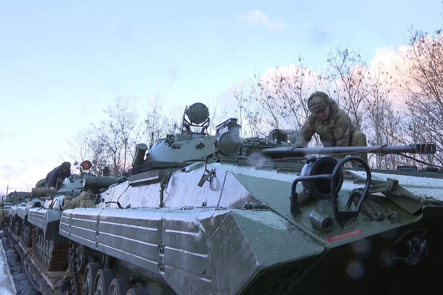 Kolmapäeval Valgevenesse õppustele saabunud Vene sõdurid ja tehnika.