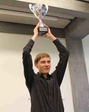 Pildil on Andres Kuusk 2014. aastal võidetud maailmameistrikarikaga.