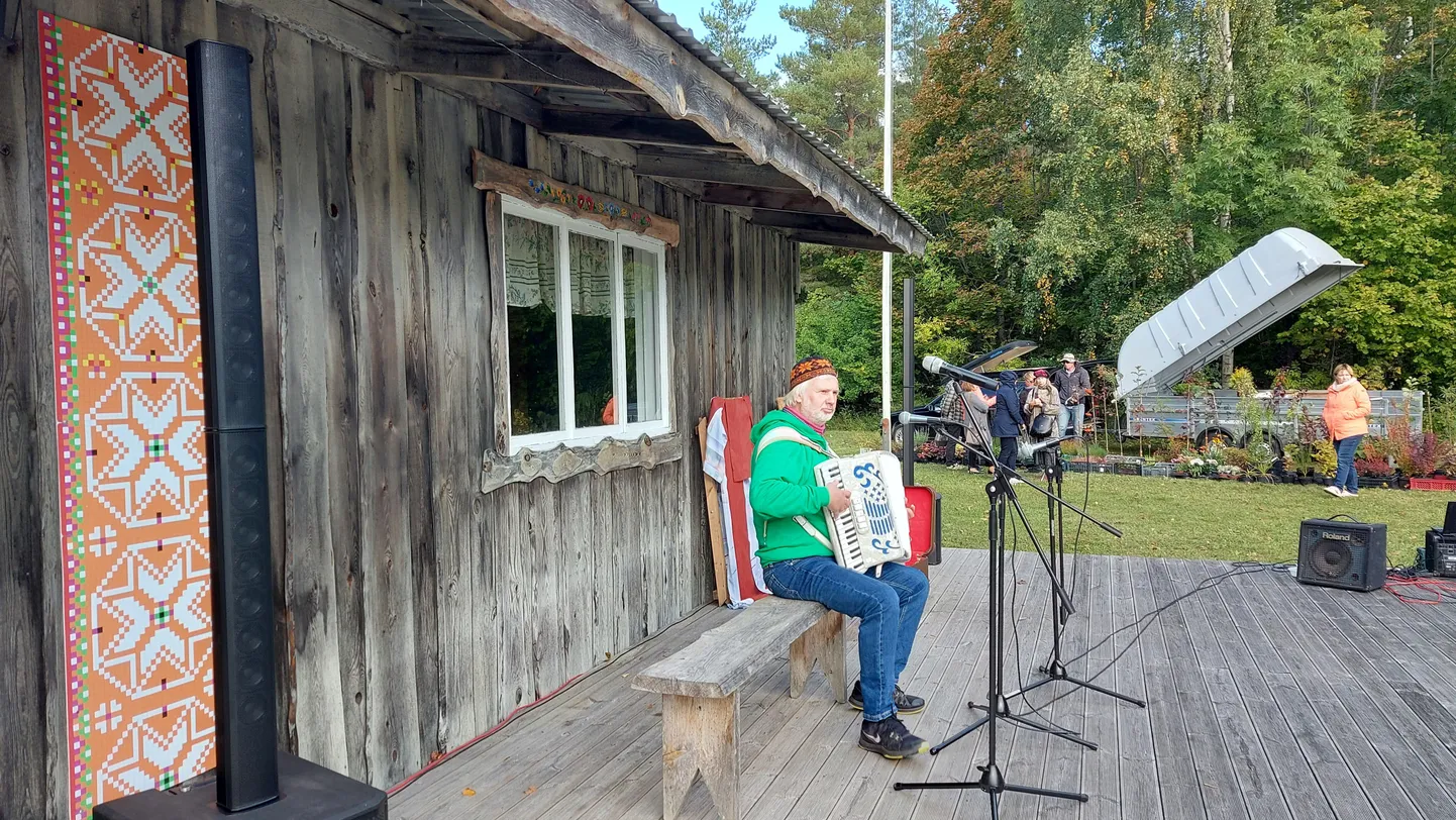 LÕETSA MATSI PEETER esitas Külasema sügisfestivalil publikule mõnusaid
lugusid.