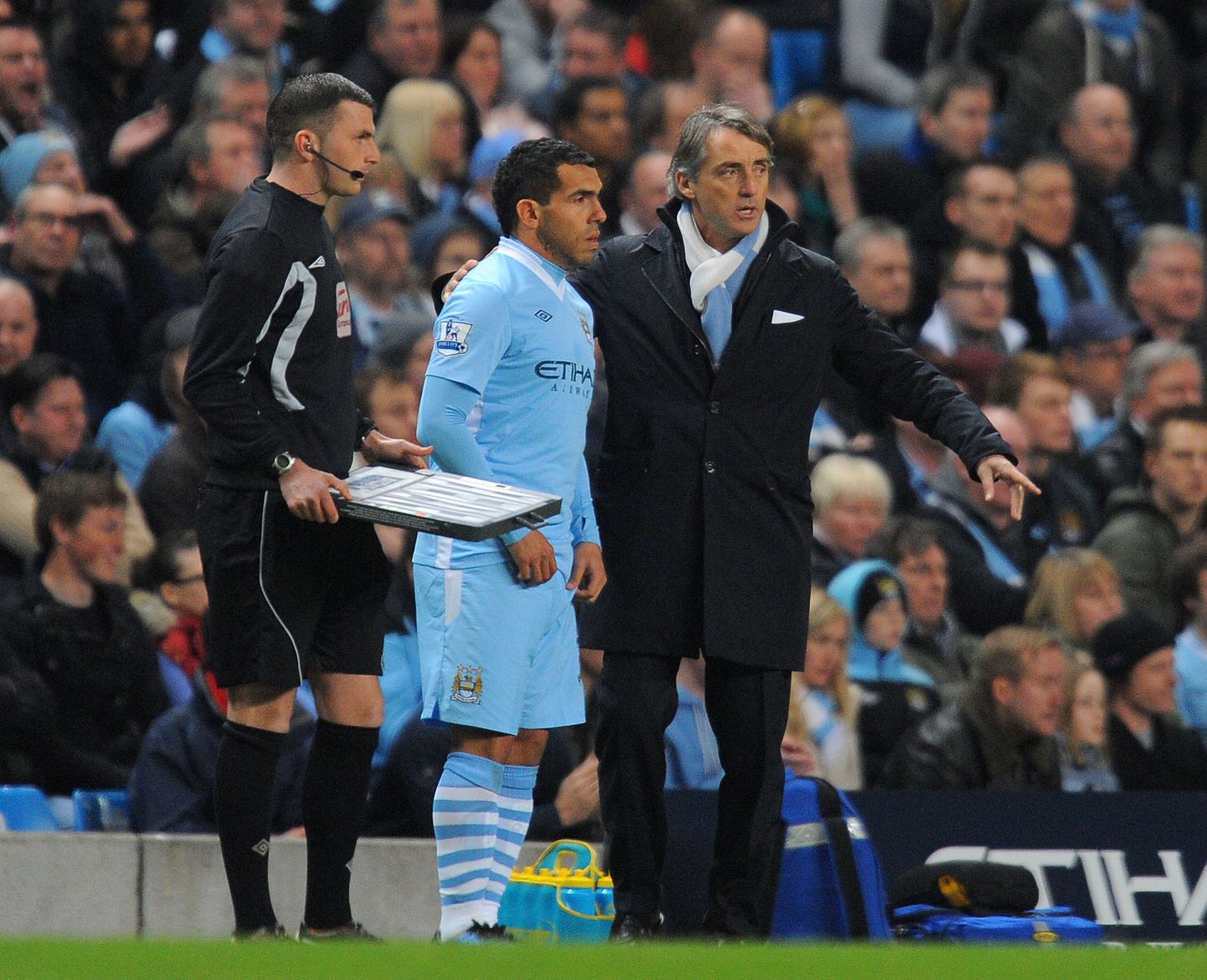 Manchester City peatreener Roberto Mancini (paremal) Carlos Tevez'ile juhtnööre jagamas.