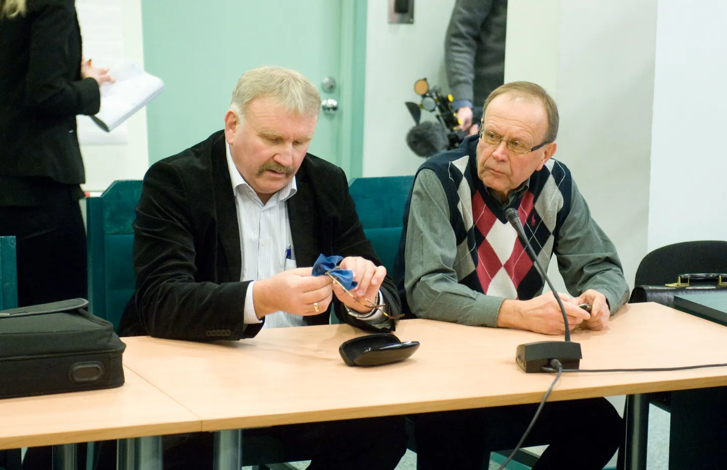 Toivo Susi (vasakul) ja Aleksander Raide Parbuse kohtuotsuse väljakuulutamise ajal.