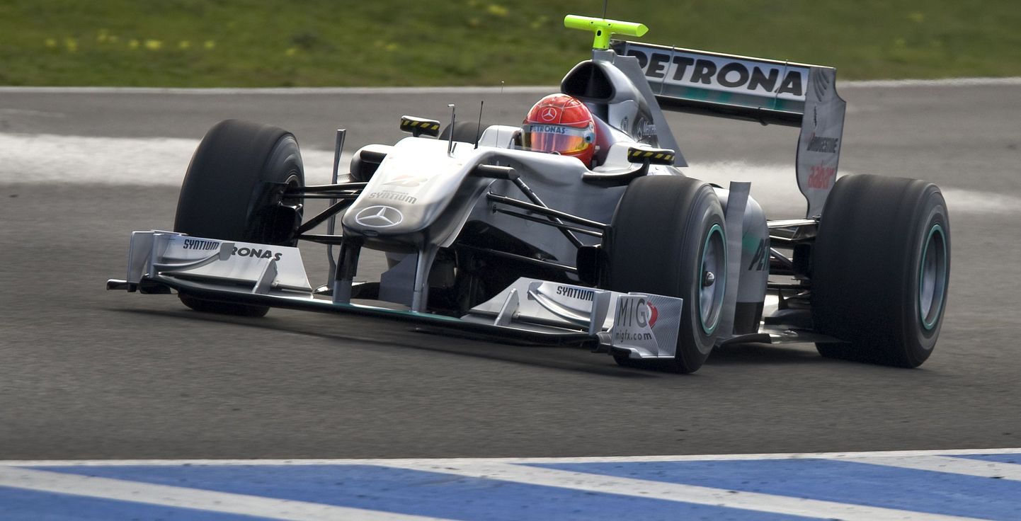 Michael Schumacher Mercedes GP auto roolis.