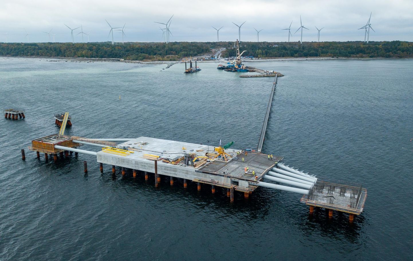 Paldiski liquefied natural gas dock construction. By now the pier is ready.