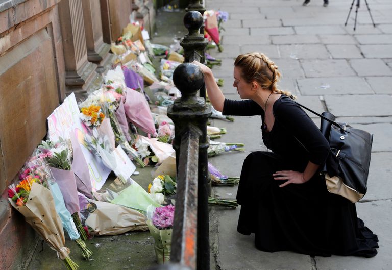 Naine Manchester Arenal hukkunuid leinamas. / Darren Staples/Reuters/Scanpix