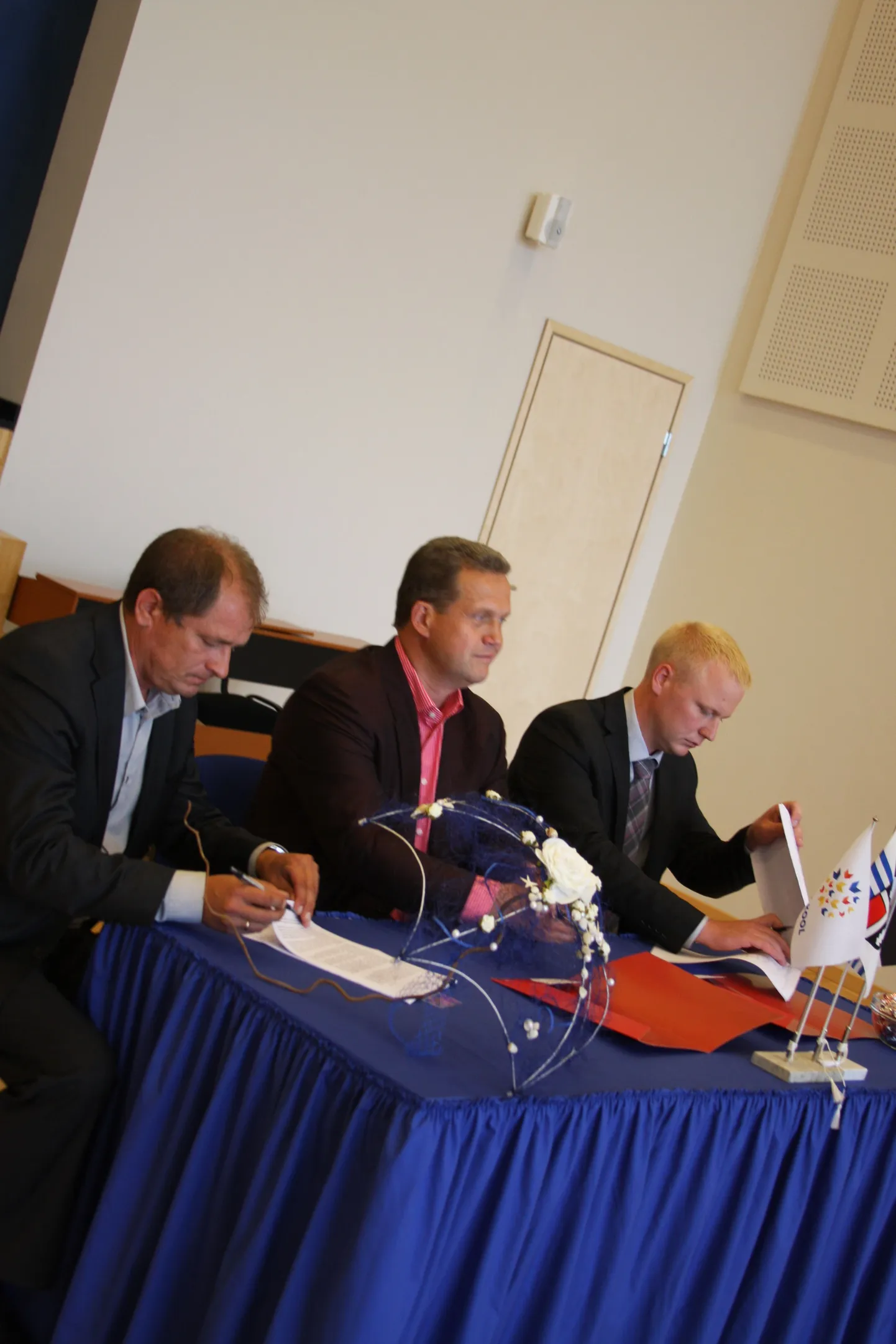 Lepingule kirjutavad alla (paremalt) Rae vallavanem Mart Võrklaev, ASi Koger Projektijuhtimine esindaja Andres Koger ja OÜ KRTL esindaja Toomas Ruus.