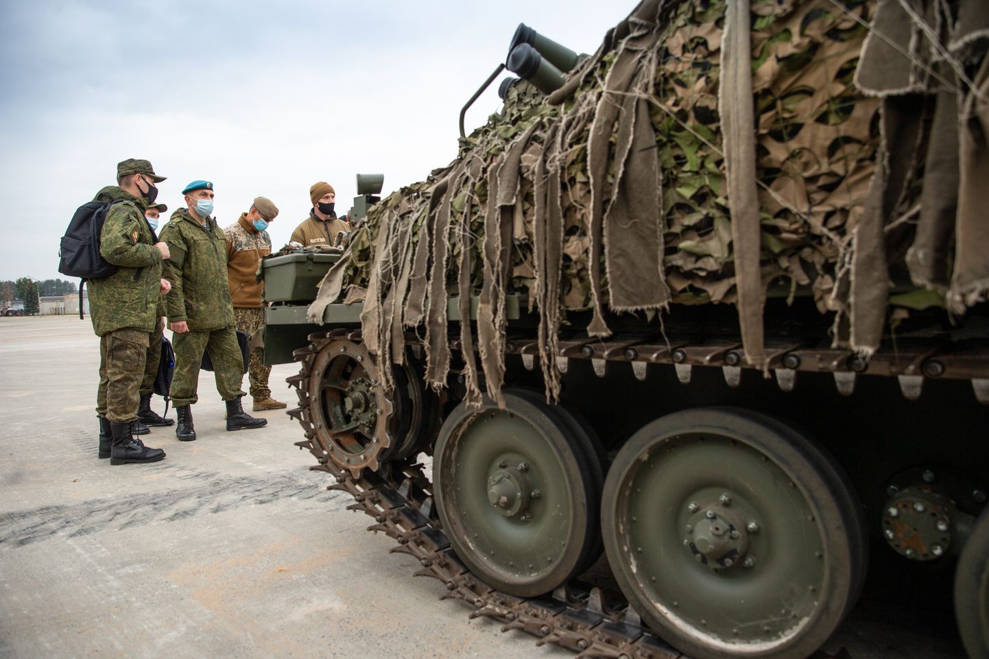 Krievijas bruņoto spēku virsnieki novērtē militāro tehniku Ādažu poligonā