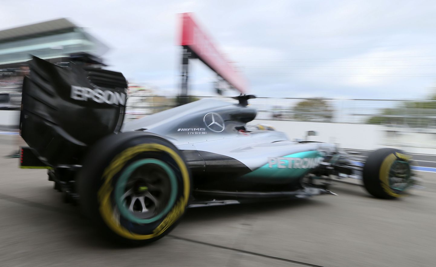 Nico Rosberg enam Mercedese rooli ei istu, nii et meeskond asus uut sõitjat otsima töökuulutuse abil.