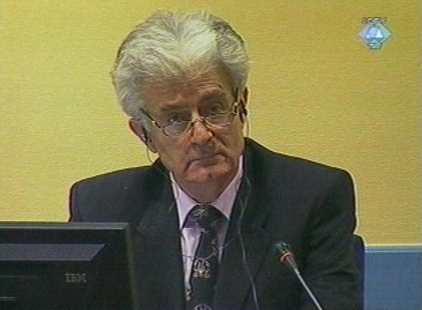 Bosnia serblaste sõjaaegne liider Radovan Karadžić kaitseb end Haagi tribunali ees ise.