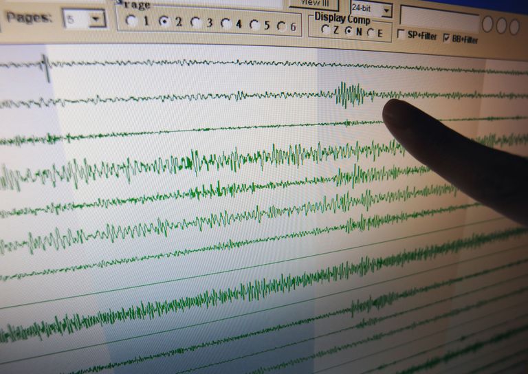 Seismoloog selgitamas maavärinaid tekitavate seismiliste lainete graafikat