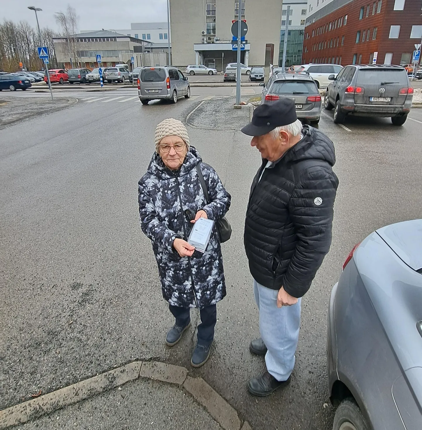Aino Tõniste ja Viktor Kaare said möödunud nädalal kliinikumi parklas kopsaka trahvi. Nende meelest oli see ülekohtune, sest nad maksid kogemata vales kohas.