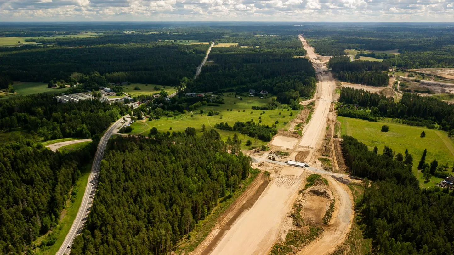 Kaherealiselt Kose-Võõbu lõigult (vasakul) kaob peagi vilgas liiklus ära, sest autod hakkavad liiklema uuel neljarealisel maanteelõigul (paremal).