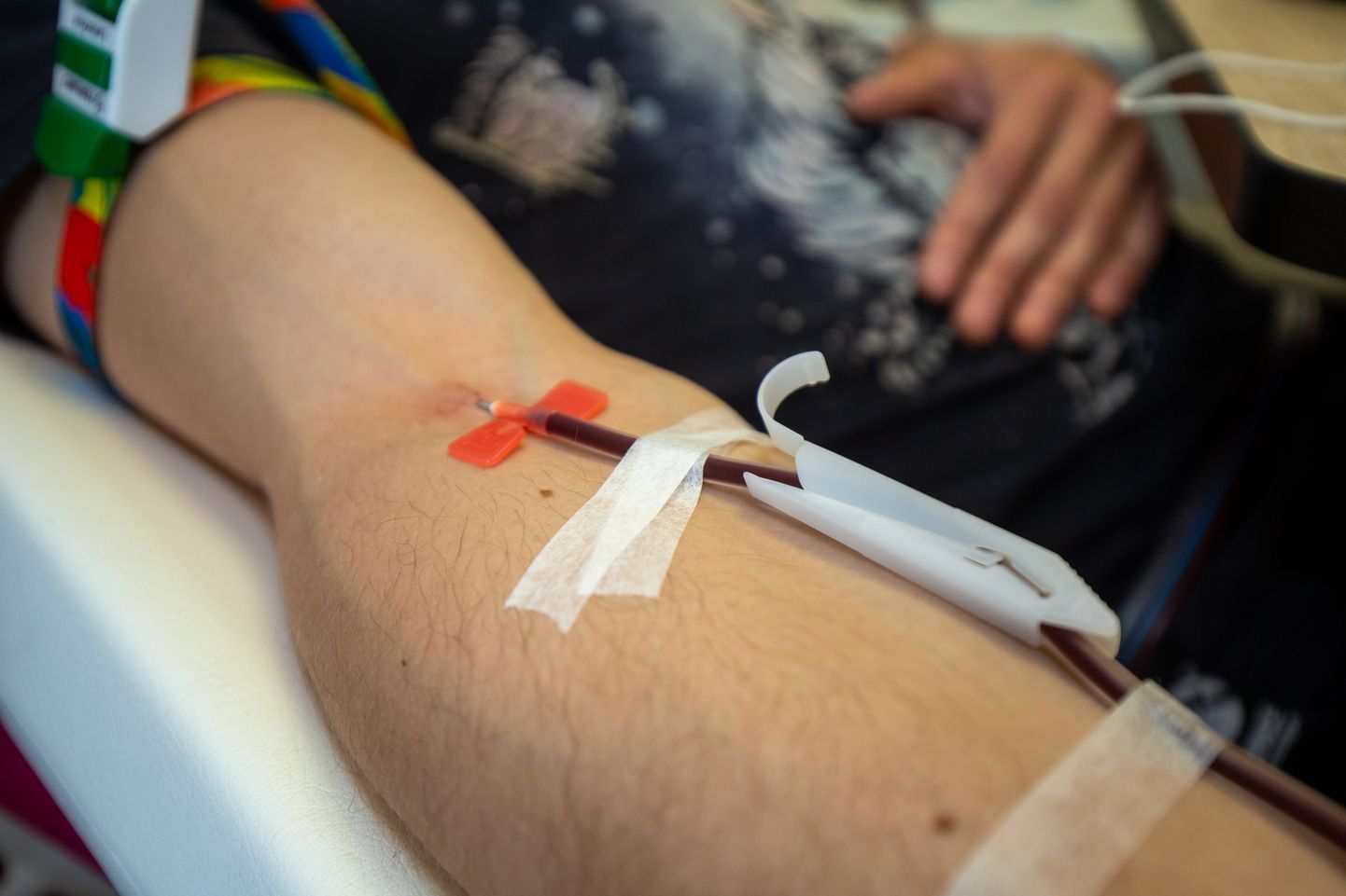 Tartu ülikooli kliinikumi verekeskuse juht Helve König kinnitas, et nad järgivad rangeid kvaliteedinõudeid, et nii vereloovutus kui ka loovutatud vere kasutamine oleks ohutu.