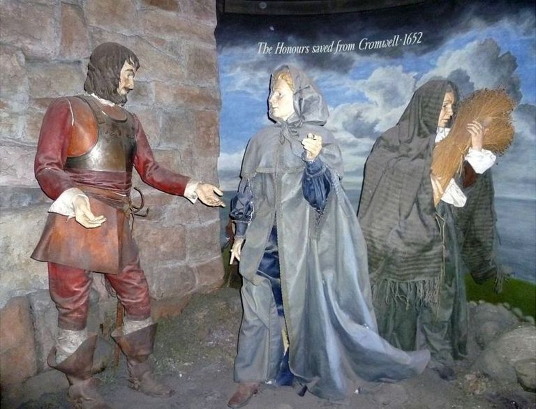 Спасение королевских регалий Шотландии от солдат Кромвеля, инсталляция в Эдинбургском замке